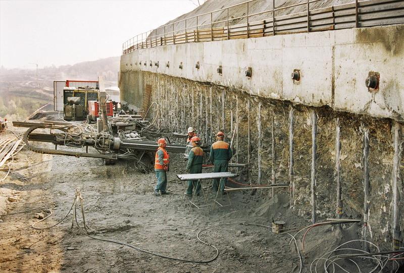 Pažina Kotevní systém Vrstva stříkaného betonu Obr. 14: Mikrozáporvá stěna [37] 2.1.4 PILOTOVÁ STĚNA Pilotové stěny jsou navrhovány jako trvalá konstrukce.