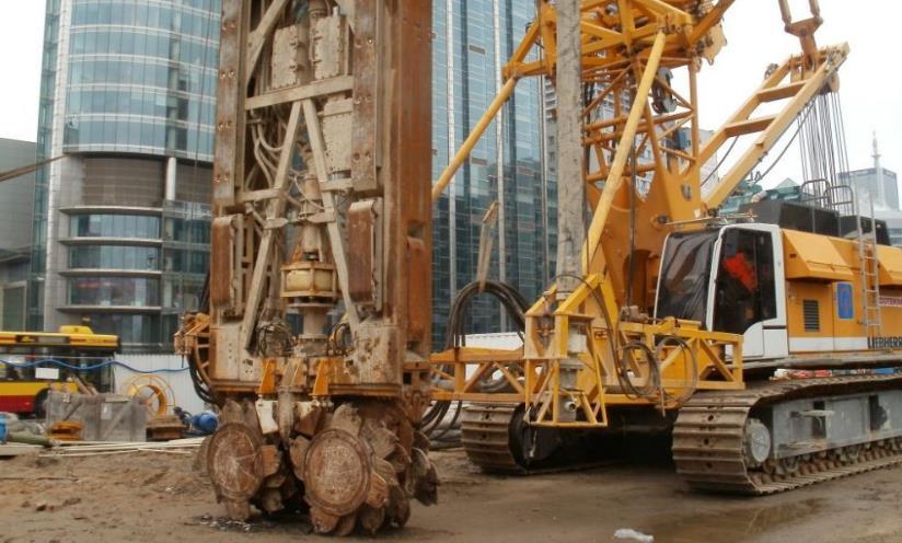 kotvy, nebo stříkaný beton. Trysková injektáž slouží pro podchycování, zesilování stávajících konstrukcí, nebo pro vytváření pažících stěn pro stavební jámu.