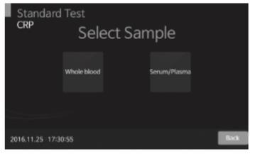 Na obrazovce zvolte typ vzorku (plná krev anebo sérum/plazma) 7. Pomocí odběrového pera SD Spoit naberte 5 µl vzorku krve.