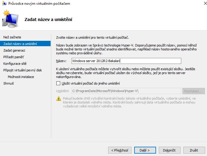 V prvním kroku bude zvolena funkce nová v menu Akce, kde bude vybrán virtuální počítač. Spustí se průvodce novým virtuálním počítačem. Slouží k prvotnímu nastavení a pojmenování budoucího serveru.