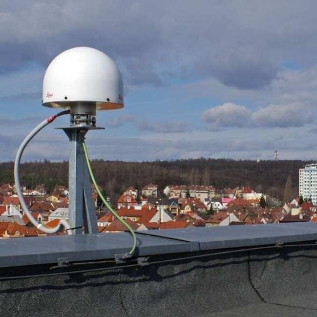 GNSS 23 Obr. 4 Referenční stanice CZEPOS (7) 2.3.3 IGS IGS je mezinárodní organizace, sledující pomocí přibližně tří set monitorovacích stanic kosmický segment.