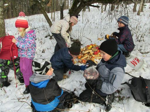 Velmi vtipnou formou dìtem vysvìtlila a také pøeèetla úryvky z knihy o zásadách správného chování. Protoe se kniha vem velmi líbila, vypùjèili jsme si ji do tøídy, abychom ji celou pøeèetli.