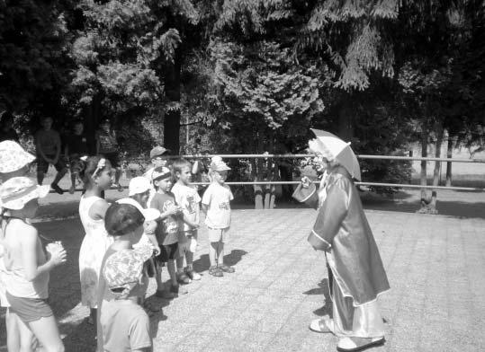 ãervence na v leti ti v Rakovû, kde zdej í kulturní komise ve spolupráci s obecním úfiadem pfiipravila pro dûti, ale i jejich rodiãe a prarodiãe akci pod názvem Vítání prázdnin.