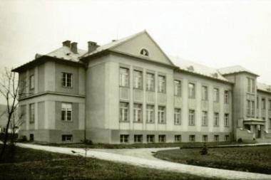 Blažena Hokrová se narodila 22. 11. 1926 jako nejmladší z pěti dětí. Rodným místem jí byla vesnička Chrášťovice, okres Strakonice. Otce již ve velice brzkém věku vzala válka.