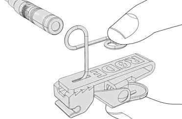 Našroubujte mikrofon do kabelu MiCon Dále namontujte smartlav do klipsy na klopu.
