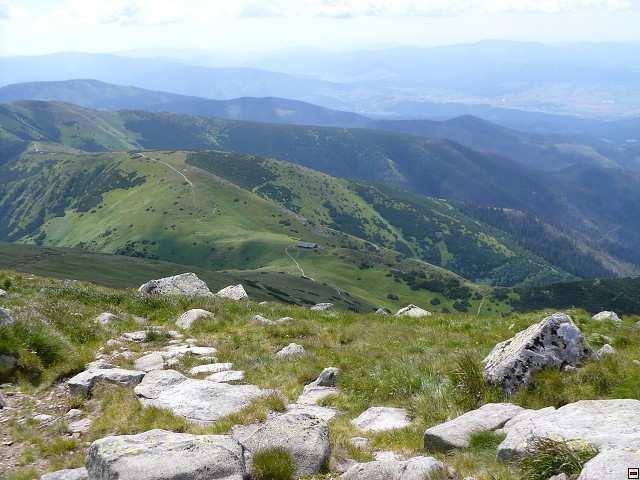 Tatry, hřeben Nízkých Tater i Slovenské Rudohoří.