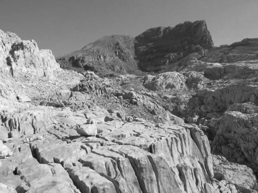 EXOKRASOVÉ TVARY Krasová planina - zbytek původně celistvého povrchu Škrapy - komplex drobných tvarů vhloubených do skalního podkladu - korozně-erozní, koroze (infiltrační vody) - velikost: u