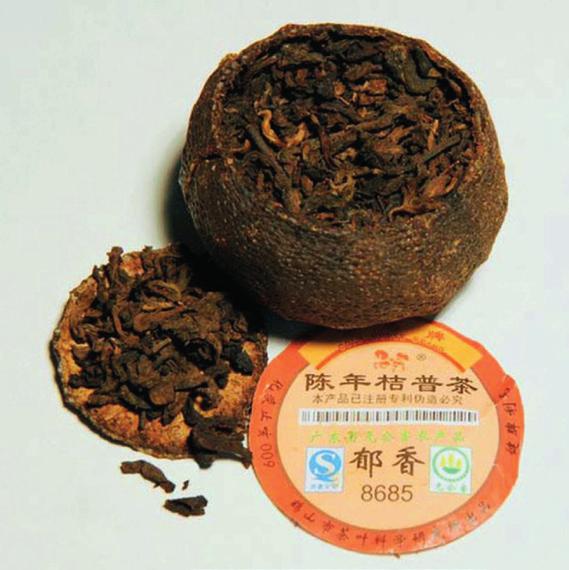 Tmavé čaje Mandarín-ka Puerh Čína Yunnan Kvalitní vícenálevový tmavý Puerh, zabalený k dozrání do čerstvé neporušené slupky mandarínky, která dává výslednému čaji svébytnou chuť a osvěžující vůni.