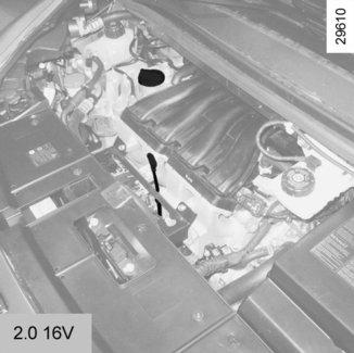 HLADINA OLEJE V MOTORU: doplnění, plnění (1/3) 1 2 1 2 1 2 Doplnění a naplnění Vozidlo musí stát na rovném povrchu, motor musí být zastavený a studený (například ráno před prvním spuštěním motoru).