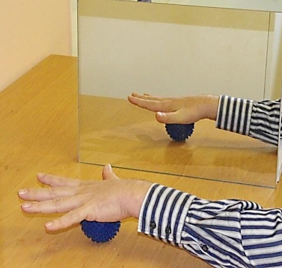 Ježek má využití především při zacílení terapie na palmární stranu ruky. Pacient může shora vyvíjet tlak na míček, tento cvik je velmi vhodný pro pacienty po amputaci trpící Fantomovým syndromem.