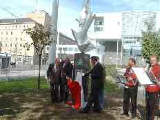 Esperanto-monumento en Linz renovigita Mardon, la 3-an de oktobro 2006 okazis solena inaŭguro de Esperantomonumento en Linz, Supra Aŭstrio, ĉar la antaŭa monumento inaŭgurita en la jaro 1965 devis