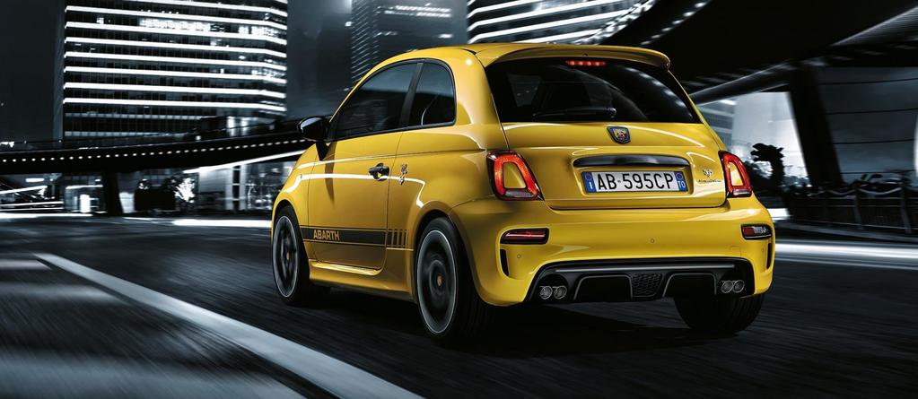 Pakety Performance I. Diferenciál se zvýše ou svorností 17" kola z lehkých slitin at ě čer á Esseesse Sportovní sedadla Abarth Corsa by Sabelt čer á kůže Performance II.