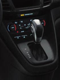 Specifikace 44-45 Stylové a vzhledové doplňky Automatická převodovka