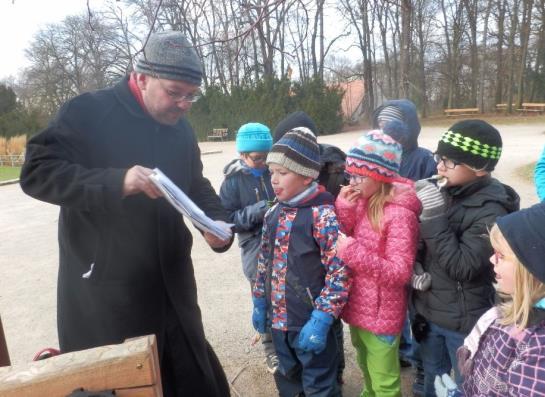 VÝLET První adventní neděli 3. 12. vyrazilo 11 žáků prvního stupně spolu s otcem Benediktem, sestrou Magdalenou, sestrou Veronikou a paní učitelkou Stáňou na výlet do obory Hvězda a na Bílou horu.