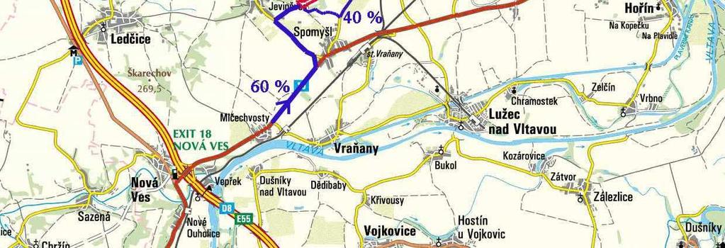 zájmového území je vyznačeno červeně, hlavní příjezdové trasy jsou vyznačeny modře včetně předpokládaného procentuelního rozložení dopravy Od dálnice bude příjezd zajištěn po silnici I/16 a dále