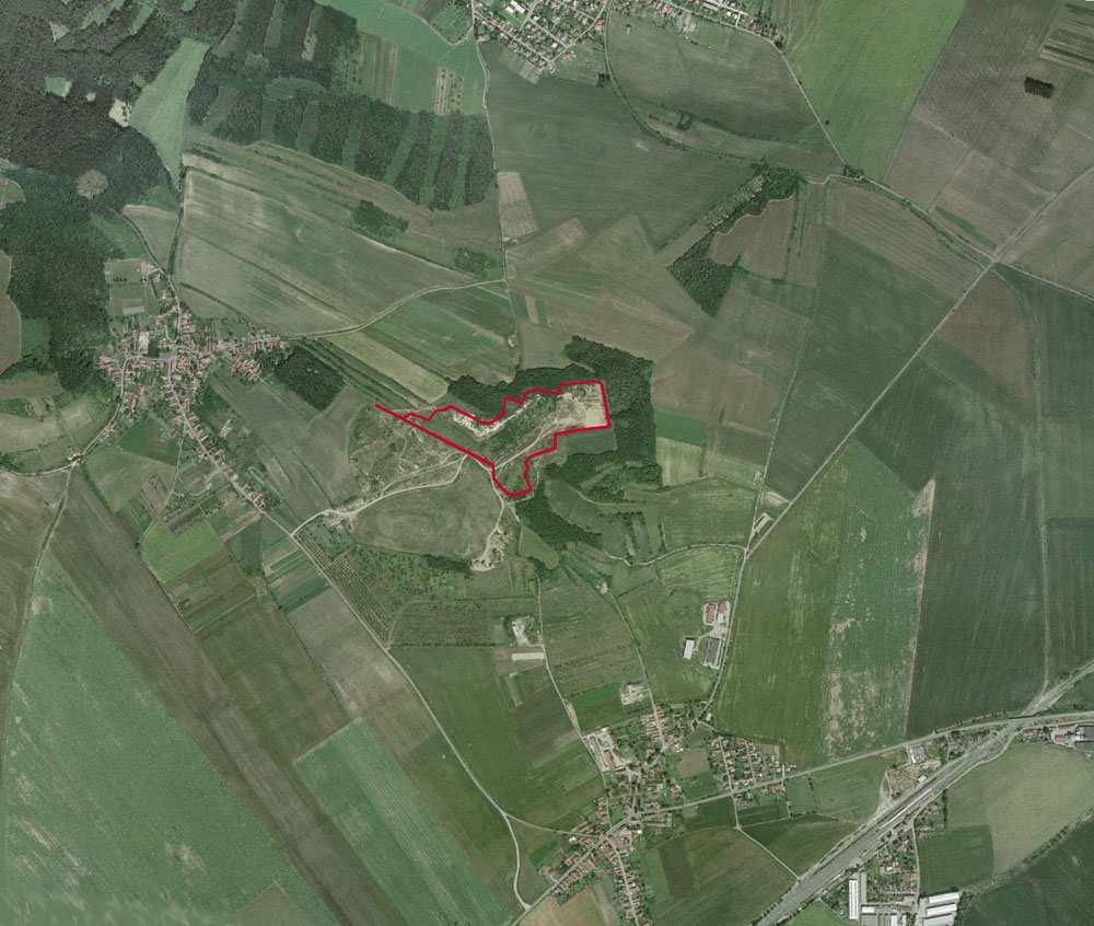 vyznačením zájmového území (červeně)