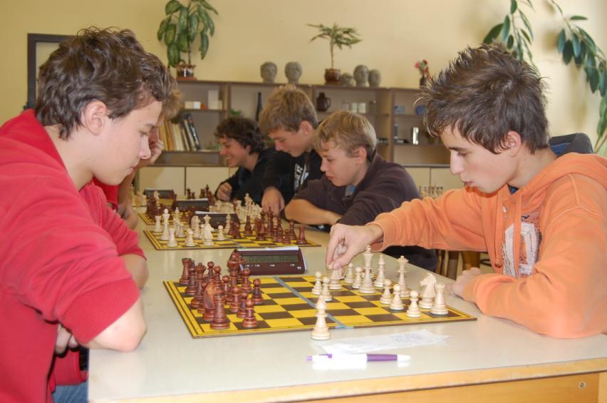 Týdeník Jalovec 10. 11. 2009: Šachová Grand Prix mládeţe odstartovala Koncem října odstartovala ve středisku volného času Domeček ve Valašském Meziříčí Šachová Grand prix školní mládeže.