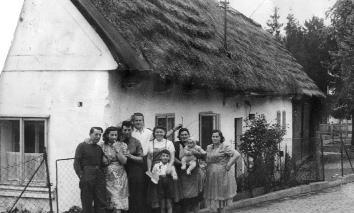 1 v ulici U Lomu je zobrazen vpravo dole. Byla to první usedlost Ve Vísce, nejstarší části Bělovse. Majitelé vymřeli.