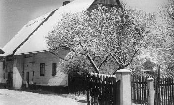 31 Jednotlivé dcery z Kylarova statku se postupně provdávaly do okolních usedlostí Na horním konci.