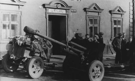 Pan Kylar (vpravo, bydlící Na Václaváku) byl zasloužilý hasič a pomáhal při hasičských slavnostech.