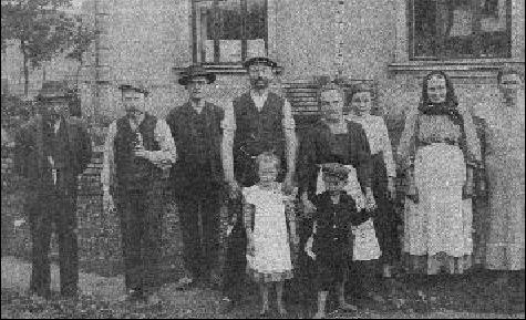 Na snímku z roku 1890 je zachycen Jan Kylar nahoře uprostřed z čp.
