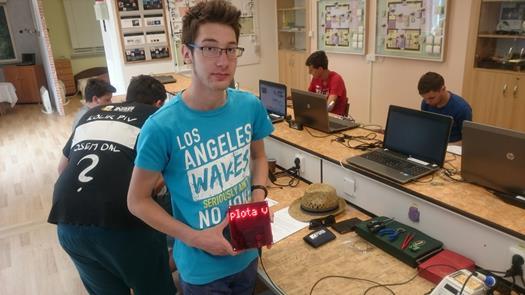 Po osazení, zapájení a oživení cvičného výrobku zahájili žáci práce na finálním výrobku Arduino UNO-LEDMATRIX noviny s teploměrem.