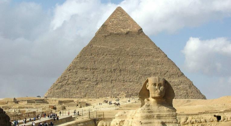 Povrch a objem IV Cheopsova pyramida Cheopsova pyramida je největší pyramidou na světě. Původně dosahovala výšky 147 m (146,59 m). Dnes má výšku asi 140 m (138,8 m).