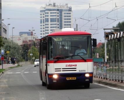 Touto rychlostí pokračuje po dobu 2,0 min, a když řidič zaregistruje na křižovatce oranžové a červené světlo, během 50 s postupně zastavuje.