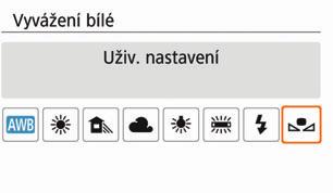 B: Přizpůsobení zdroji světlan 4 Vyberte možnost [O (Uživ. nastavení)]. Stiskněte tlačítko <WB>. Vyberte možnost [O (Uživ. nastavení)] a stiskněte tlačítko <0>.