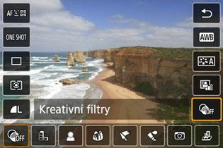 U Fotografování s kreativními efekty filtrůn Při zobrazení obrazu živého náhledu lze pro snímání použít jeden ze sedmi efektů filtru (ČB zrnitý, Měkké ostření, efekt Rybí oko, efekt Olejová malba,