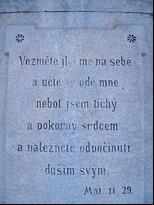 hladce opracovaného mramoru za pomocí strojové techniky. Stojí na dvou pískovcových stupních (160 x 146 cm, 148 x 128 cm).