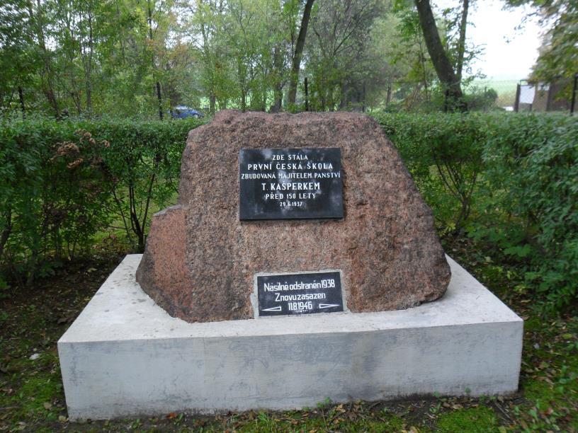 POMNÍK K ZALOŽENÍ PRVNÍ ČESKÉ ŠKOLY Autor: František Malina (původní bronz), Ervin Suchánek (nyní žula) Rok: 1946 Místo: obecní hřbitov, Havířov-Prostřední Suchá Vlastník: statutární město Havířov,