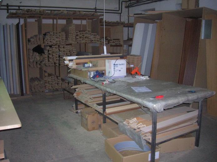 místnosti je velký pracovní stůl, na kterém jsou součásti montovány a baleny. Výrobky se dodávají jak v demontovatelné podobě, tak smontované.