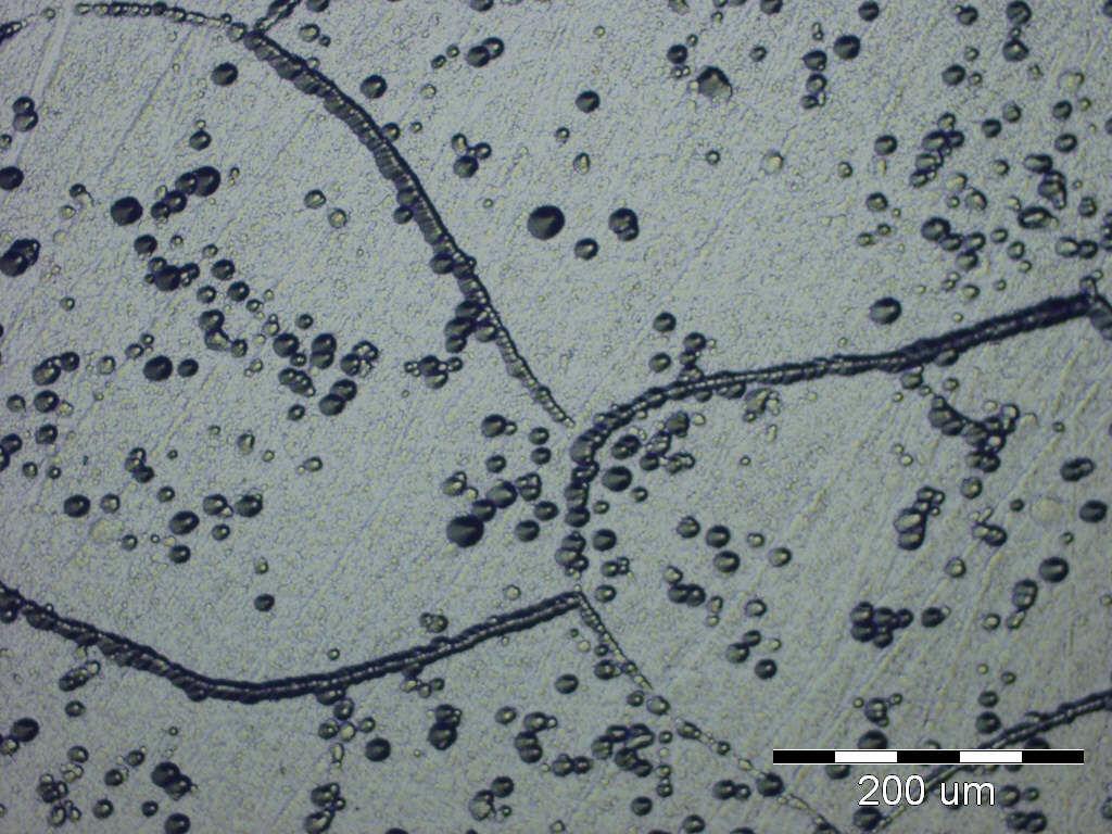 8) připraveného podélný řez; rychlost průchodu zóny v = 1 mm /min Fig. 7. Microstructure of Mo-W single crystal prepared by EBFZM - longitudal section; pass zone rate v = 1 mm/min Obr. 8.