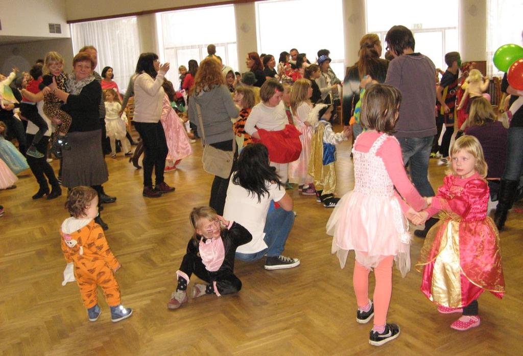 Sál KD VOD Zdislavice se zaplnil asi stovkou dětí v maskách v doprovodu dospělých.