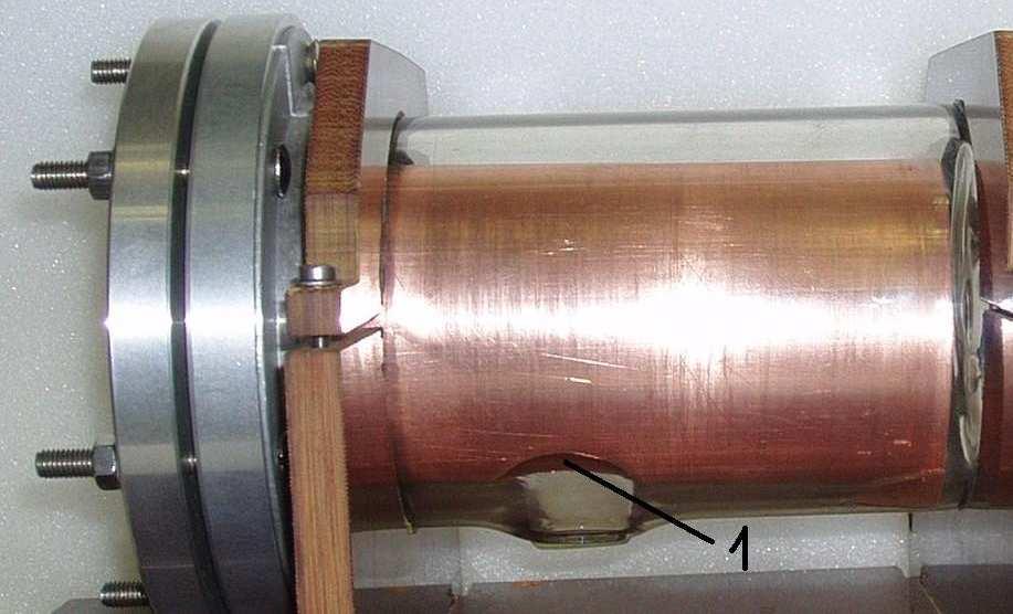 2.3.4 Měděná a teflonová folie Pro výzkum interakcí laserového plazmatu s povrchy byly použity měděná (obr.2.3.5 A) a teflonová folie (obr.2.3.5 B), které se vsouvaly do skleněných kyvet o objemu 820 cm 3.