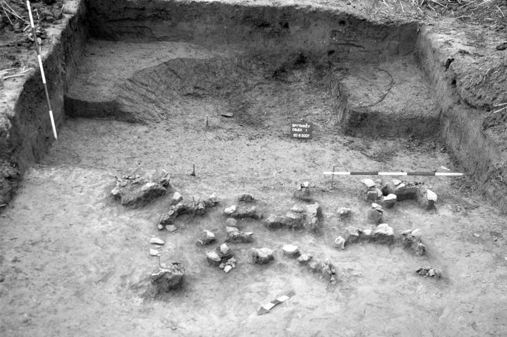 Zprávy o výzkumech za rok 2007: Neolit a jeho zázemí. Sediment byl snižován po 10 cm vrstvách a získané artefakty byly zaměřovány.