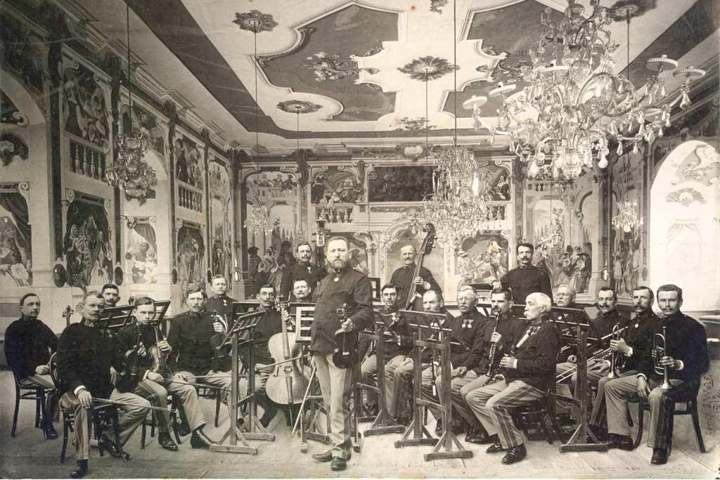 Gardová kapela v Maškarním sále (fotomontáž), 12. 5. 1912, foto J. Wolf.