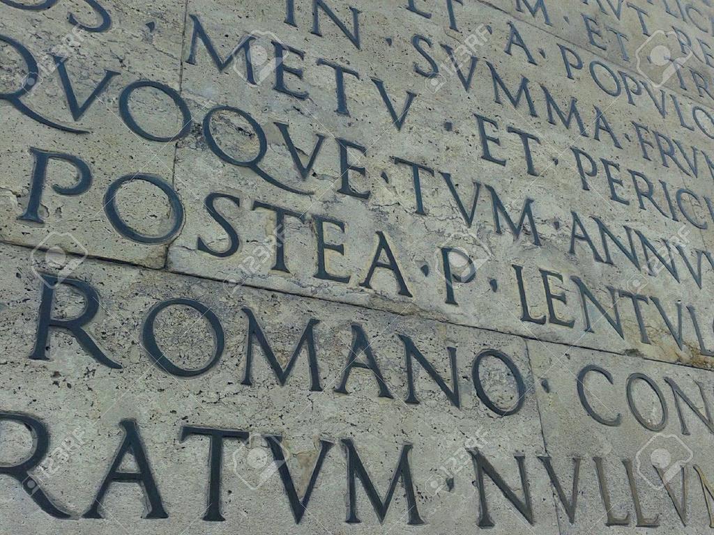 Římská kapitála mezery mezi slovy. CARRATONI, Emanuela. Old inscriptions in Roma [online] 2018 [cit. 2018-05-03]. Dostupné z: https://ru.