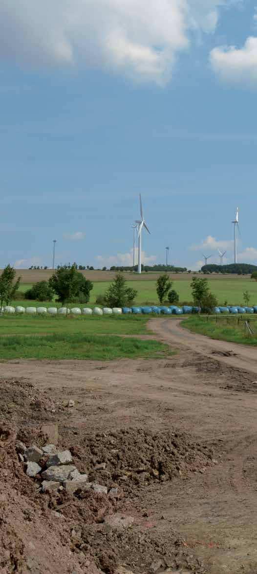HLAVNÍ DŮVOD PRO VOLBU F-SERIE LOW KOMFORTNÍ KABINA - 10 výdechů zajistí perfektní klima v zimě i v létě HYDRAULICKÝ SYSTÉM SE SNÍMACÍ VĚTVÍ LS - Vyvážený průtok pro všechny aplikace a pro současný