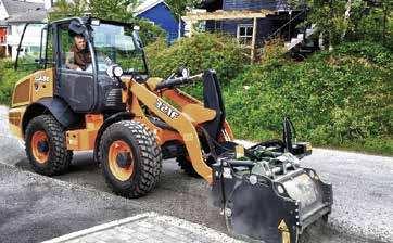sekund S tlakovými rychlospojkami nebudete nikdy potřebovat nářadí na záměnu pracovního zařízení Přední elektrická zásuvka Pro multifunkčí, nebo speciální zařízení