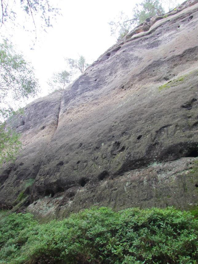 Ve skalním defilé můžeme pozorovat výrazné střídání vrstev různě zrnitých pískovců. Odolnější vrstvy jsou při temeni skalního výchozu.