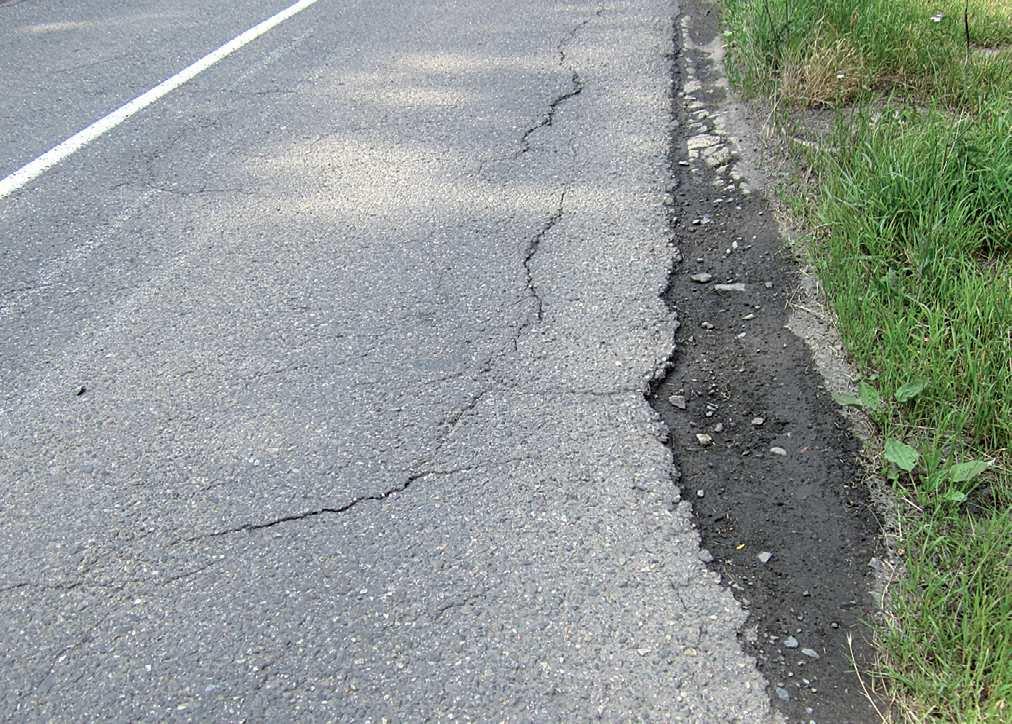 Deformace Olamování okrajů vozovky Projevuje se podélnými nebo síťovými trhlinami a později deformacemi na okraji vozovky.