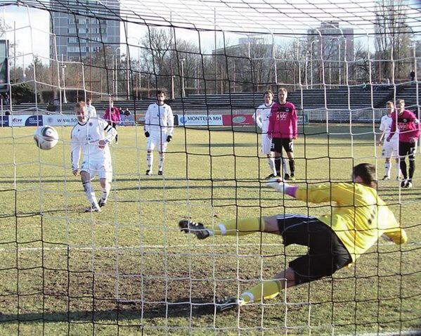 Reportáž Dynamo prohrálo na hřišti Hradce Králové. listopadu,. kolo Gambrinus ligy, počet diváků: FC HRADEC KRÁLOVÉ - SK DYNAMO ČB : (:) BRANKY:. Fischer z pen.,. Dvořák.