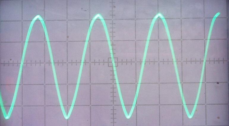 Kapitola 5 Měřící zpráva K měření byl použit osciloskop C1-118 (pro měření amplitudy signálu) a multimetr Range RE330F (použitý jako měřič frekvence). Naměřené hodnoty jsou v tabulce 5.1 a 5.2.