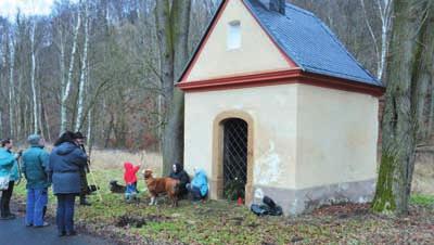 Kaple byla zrekonstruována v roce 2012, o coï se zaslouïil i spolek SOVA. Za dal ími dvûma kaplemi jsme li aï ke hranici. Pfii silnici pfied hraniãním pfiechodem do Nûmecka pro pû í stojí kaple sv.