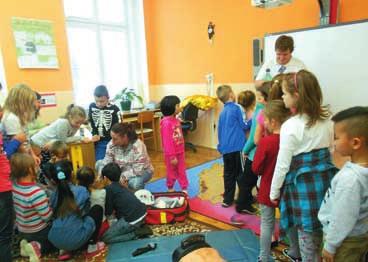Dvojice záchranáfiû - kolitel Roman BoráÀ a garant Jifiina Wallachová z organizace MEDIC ÚST