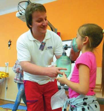 Dûti si mohly na sobû vyzkou et pomûcky ze záchranáfiského kufru. Líbila se mi d chací maska, tvrdila Krist nka Ka parová.