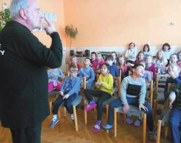 Dûti zajímalo, co je ve svûtû ticha Petroviãtí koláci se se li s nesly ícím a lektorem znakové fieãi.