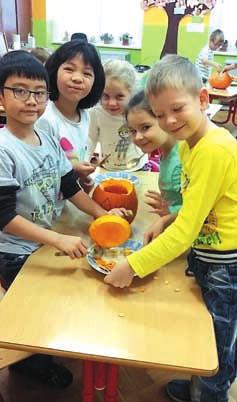 Tradiãní oslavy Halloweenu si dûti uïily uï pfii pfiípravû masek a netop fiích ãi
